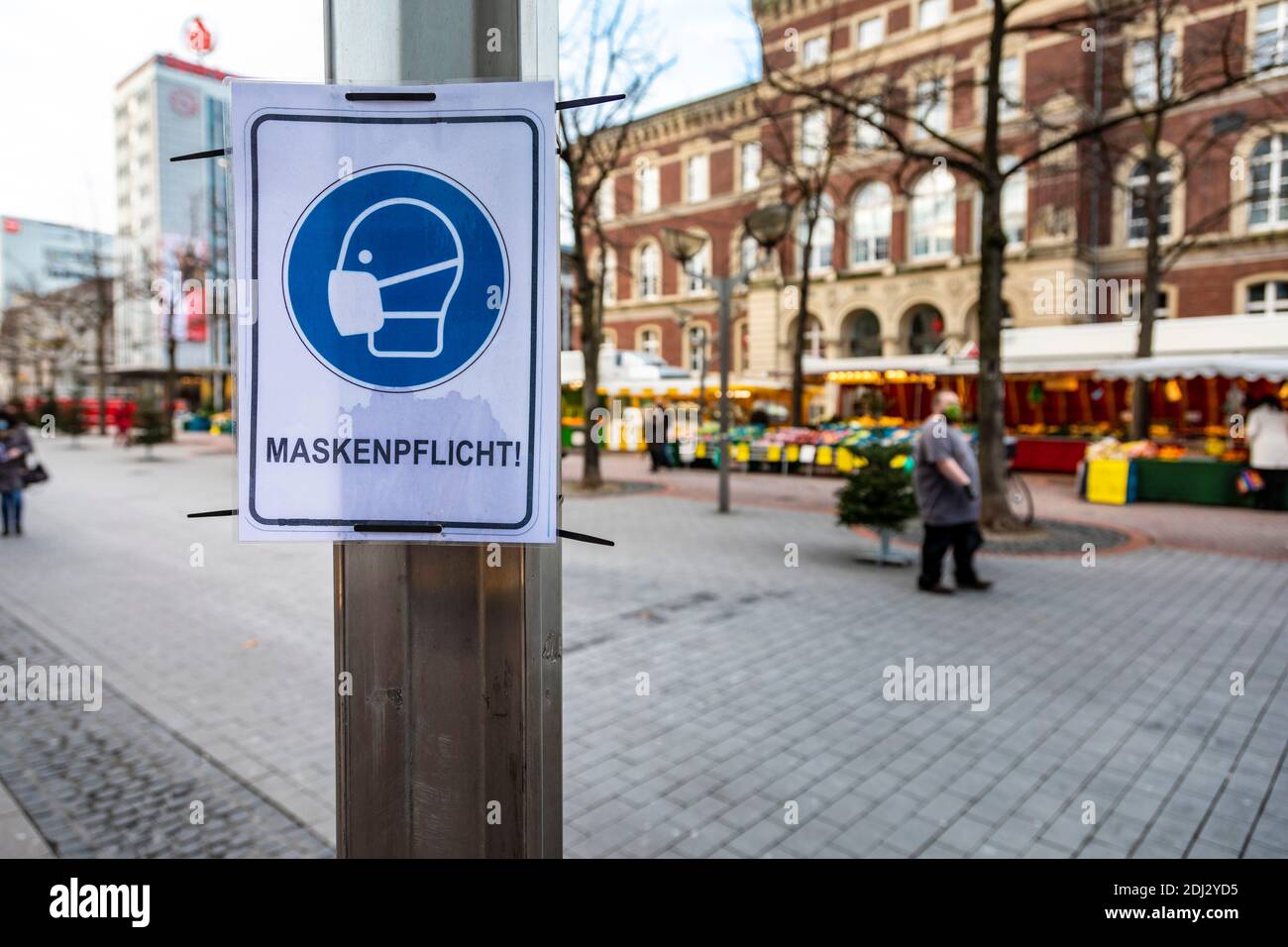 Maskenbedarf in der Konigstraße Duisburg im Vorfeld Weihnachten während der Coronavirus-Pandemie Stockfoto