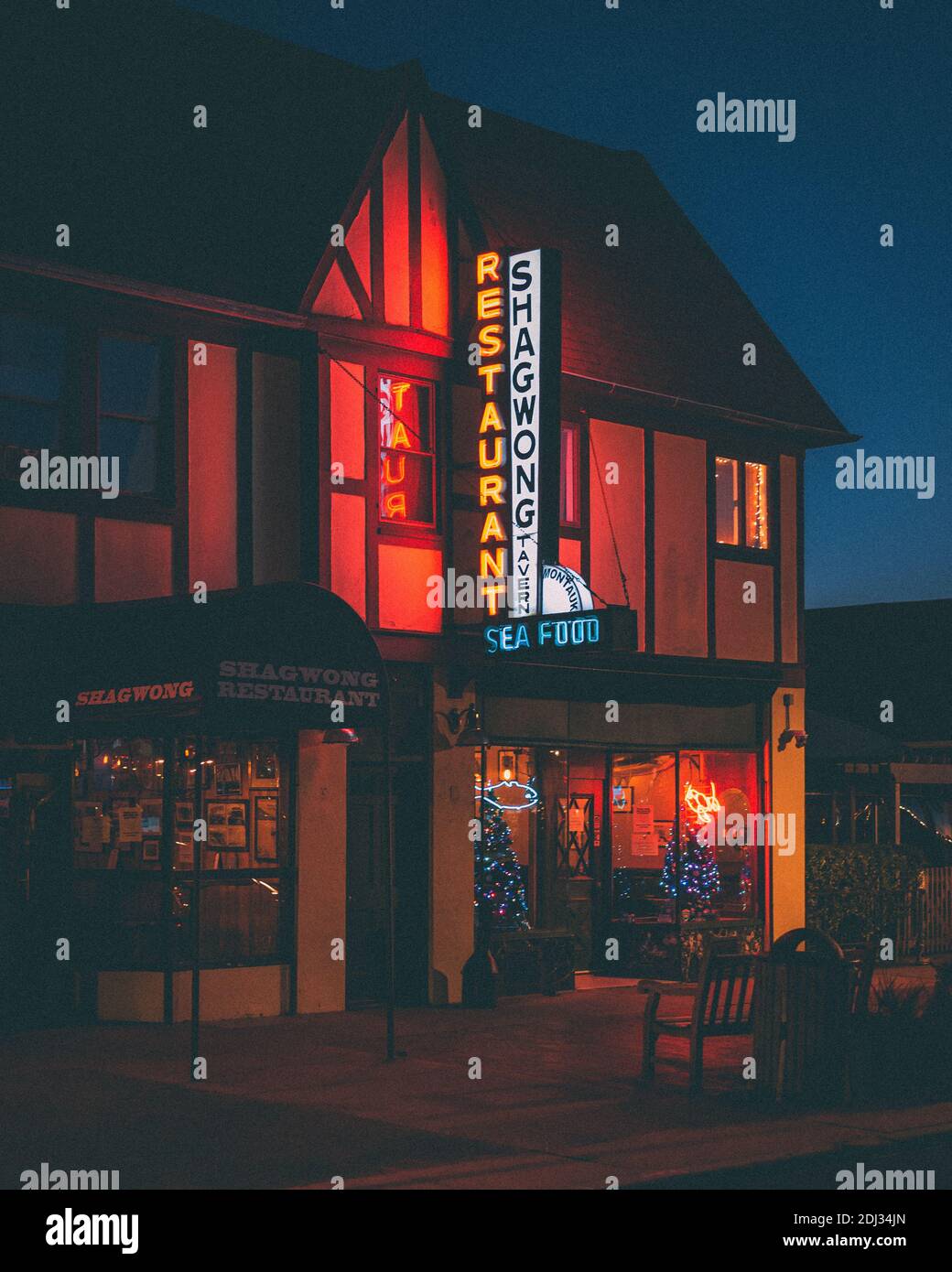 Shagwong Tavern Restaurant Neonschild in der Innenstadt von Montauk bei Nacht, The Hamptons, New York Stockfoto