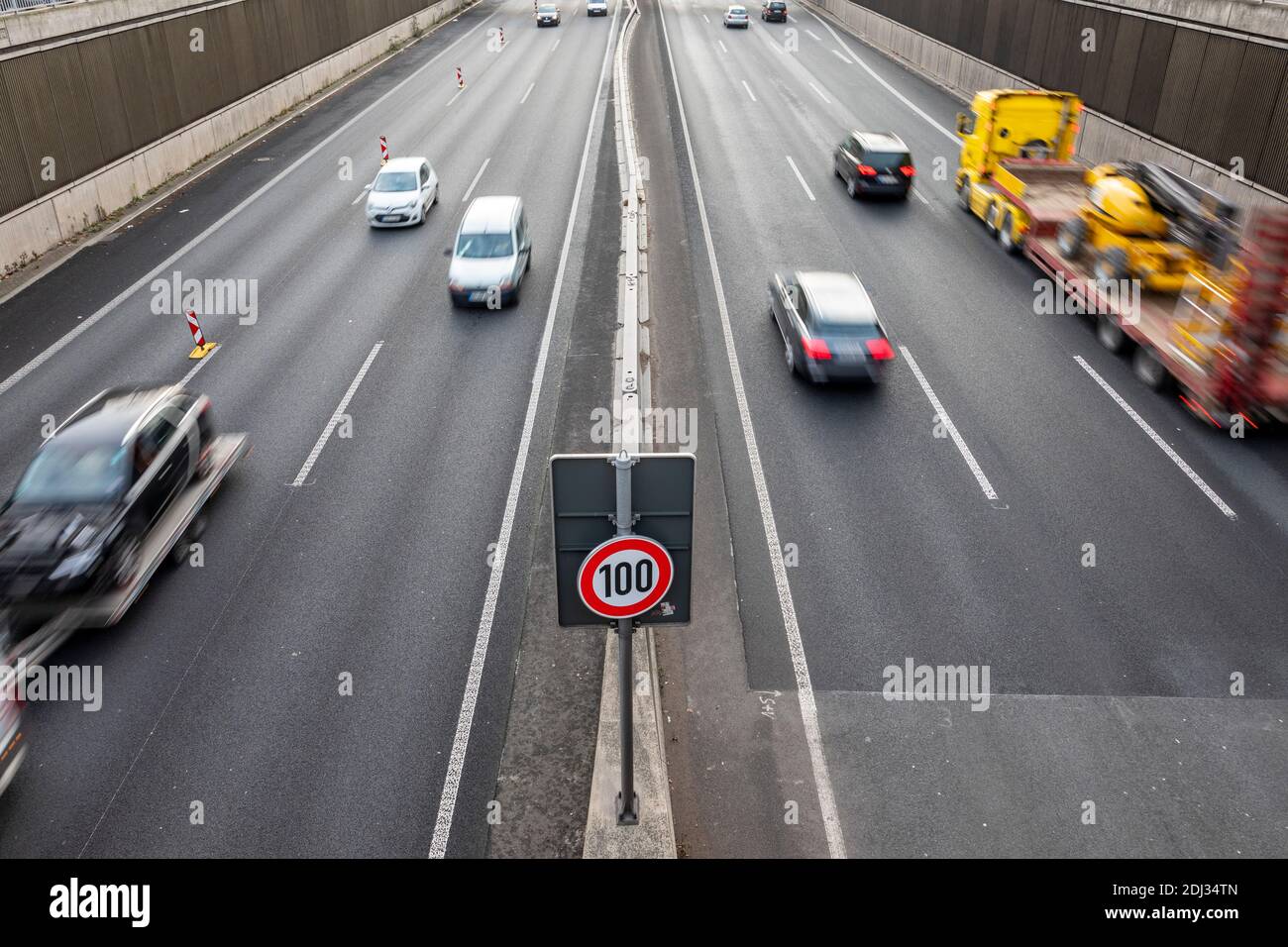Höchstgeschwindigkeit 100 km / h auf der A59 Stadt Autobahn in Duisburg Stockfoto