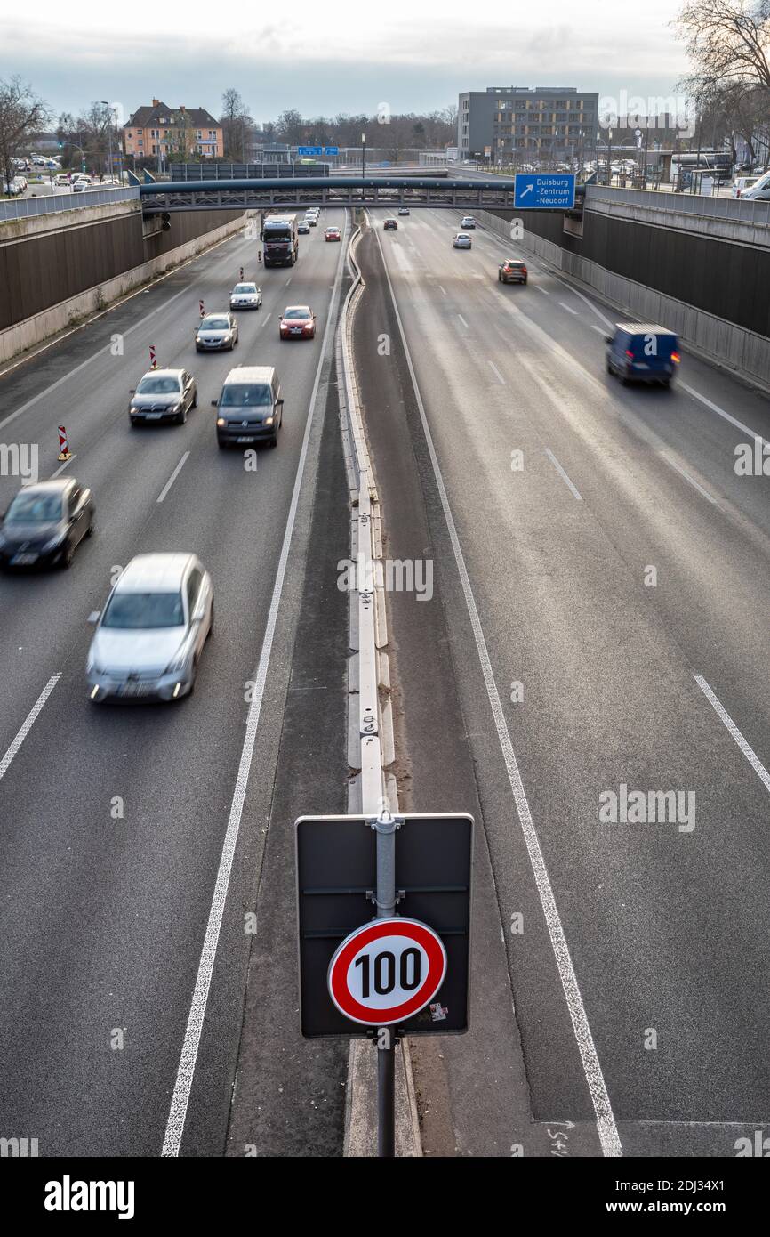 Höchstgeschwindigkeit 100 km / h auf der A59 Stadt Autobahn in Duisburg Stockfoto