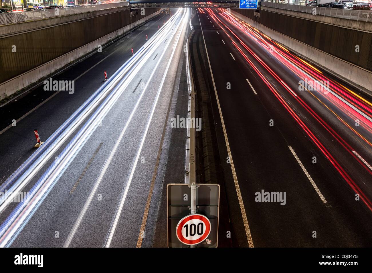 Zulässige Höhengeschwindigkeit 100 km/h auf der Stadtautobahn A59 in Duisburg Stockfoto