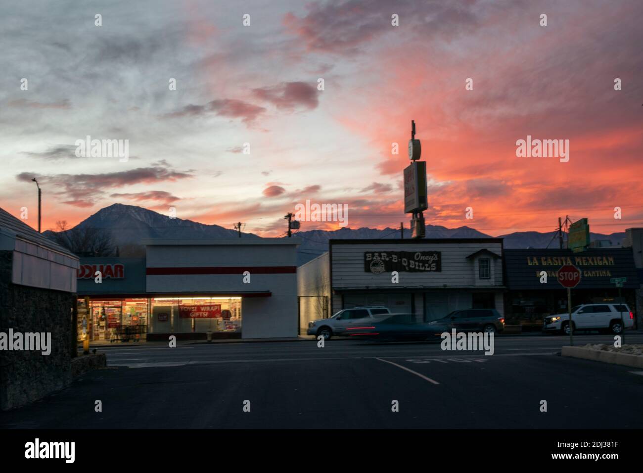 Sonnenuntergänge über Bishop in Inyo County, CA, USA können im Winter intensiv und atemberaubend sein. Stockfoto