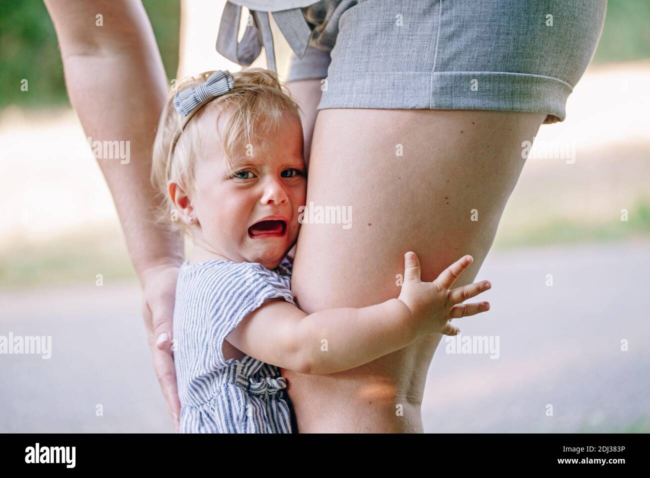 Kinder Kleinkinder Tantrum. Weinendes Baby Mdchen im Park im Freien. Mutter befrieden traurig aufgeregt weinend Kleinkind Mdchen. Bindungsbeziehung zwischen Mutter und Kind Stockfotografie - Alamy Kinder Kleinkinder Tantrum. Weinendes Baby Mdchen im Park im Freien. Mutter befrieden traurig aufgeregt weinend Kleinkind Mdchen. Bindungsbeziehung zwischen Mutter und Kind Stockfotografie - Alamy