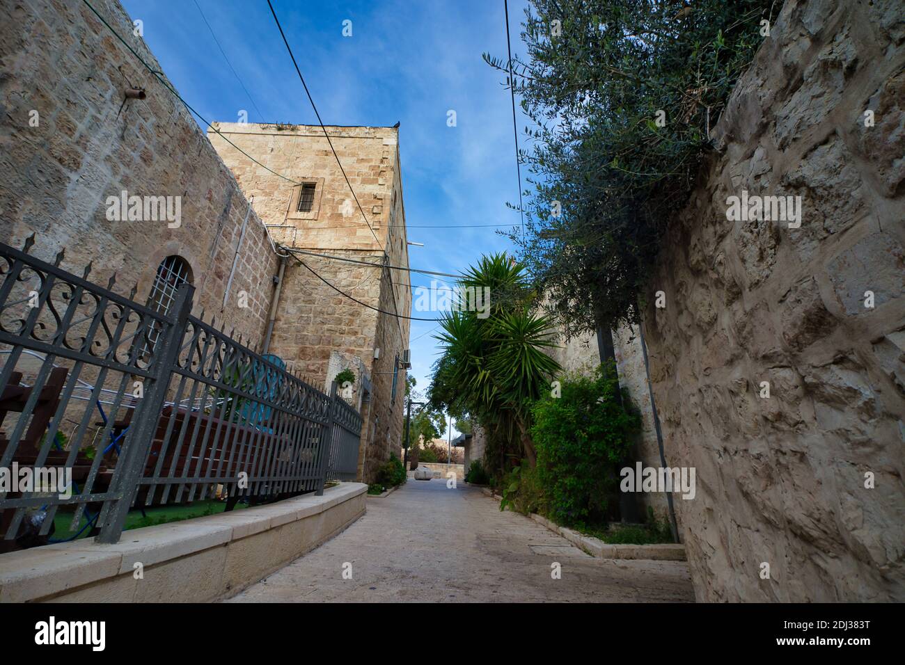 jerusalem, israel. 04-12-2020. Enge Gassen mit alten Jerusalemer Steinhäusern, Bäumen und Gärten. Im jüdischen Viertel Stockfoto