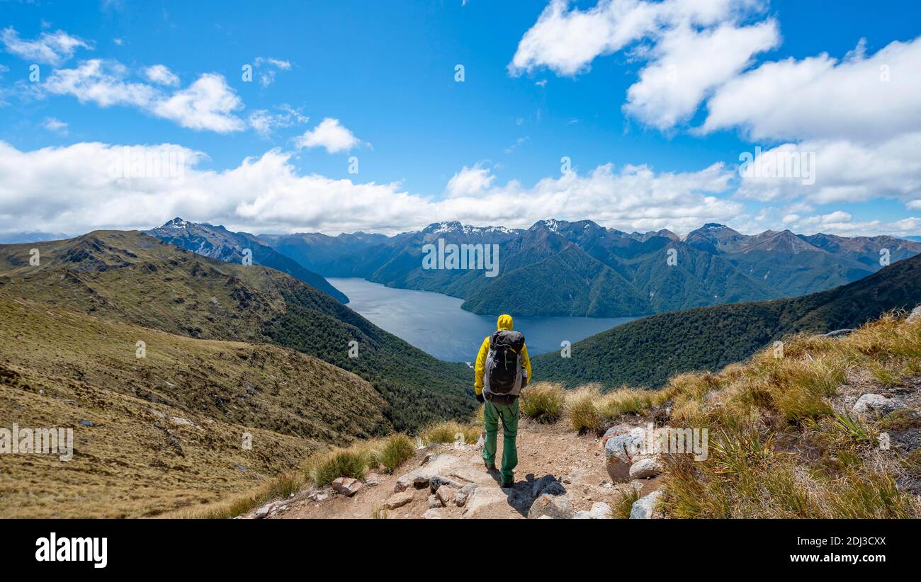 Wanderer auf Kepler Track, Great Walk, Blick auf den Südford des Lake Te Anau, Murchison Mountains im Hintergrund, Fiordland National Park Stockfoto