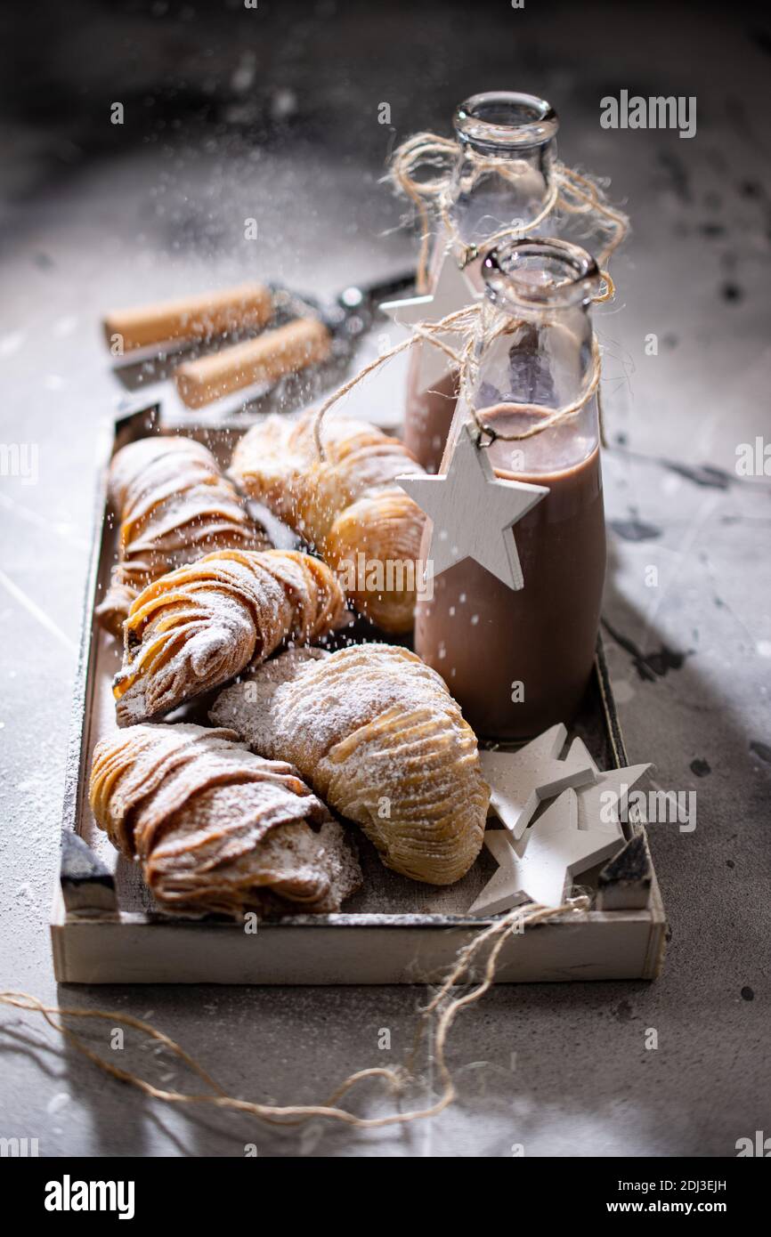 Weihnachtsfrühstück mit heißer Schokolade.Winter Croissant.Süßes Dessert.gesundes Essen und Trinken. Stockfoto
