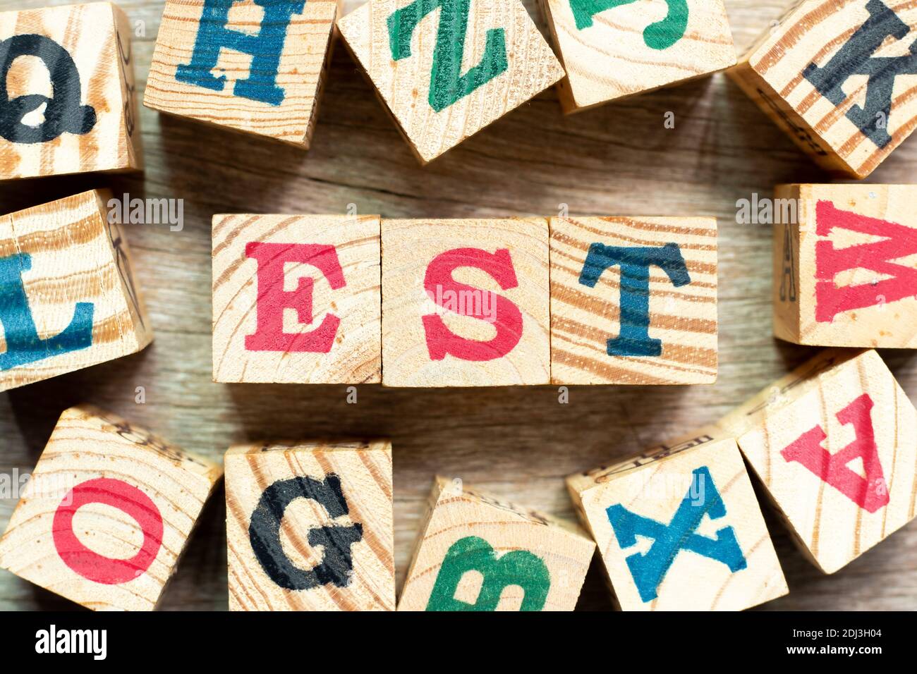 Buchstabenblock in Wort (Abkürzung für etablierte, geschätzte, östliche Zeitzone, ausgedrückte Sequenzkennzeichnung) mit einem anderen auf Holzhintergrund Stockfoto