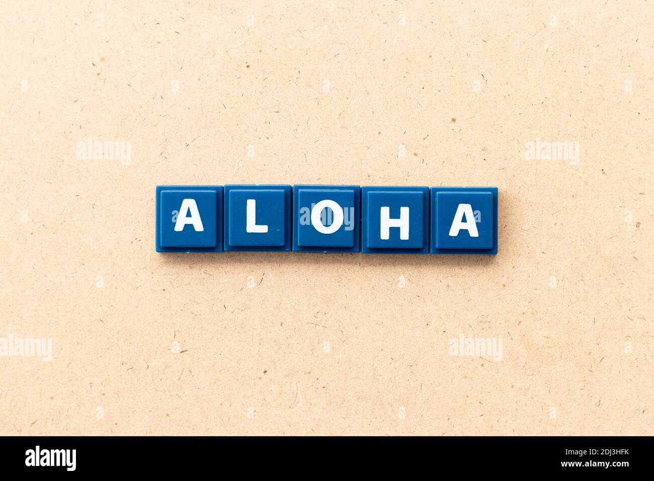 Fliesenbuchstabe im Wort aloha auf Holzhintergrund Stockfoto