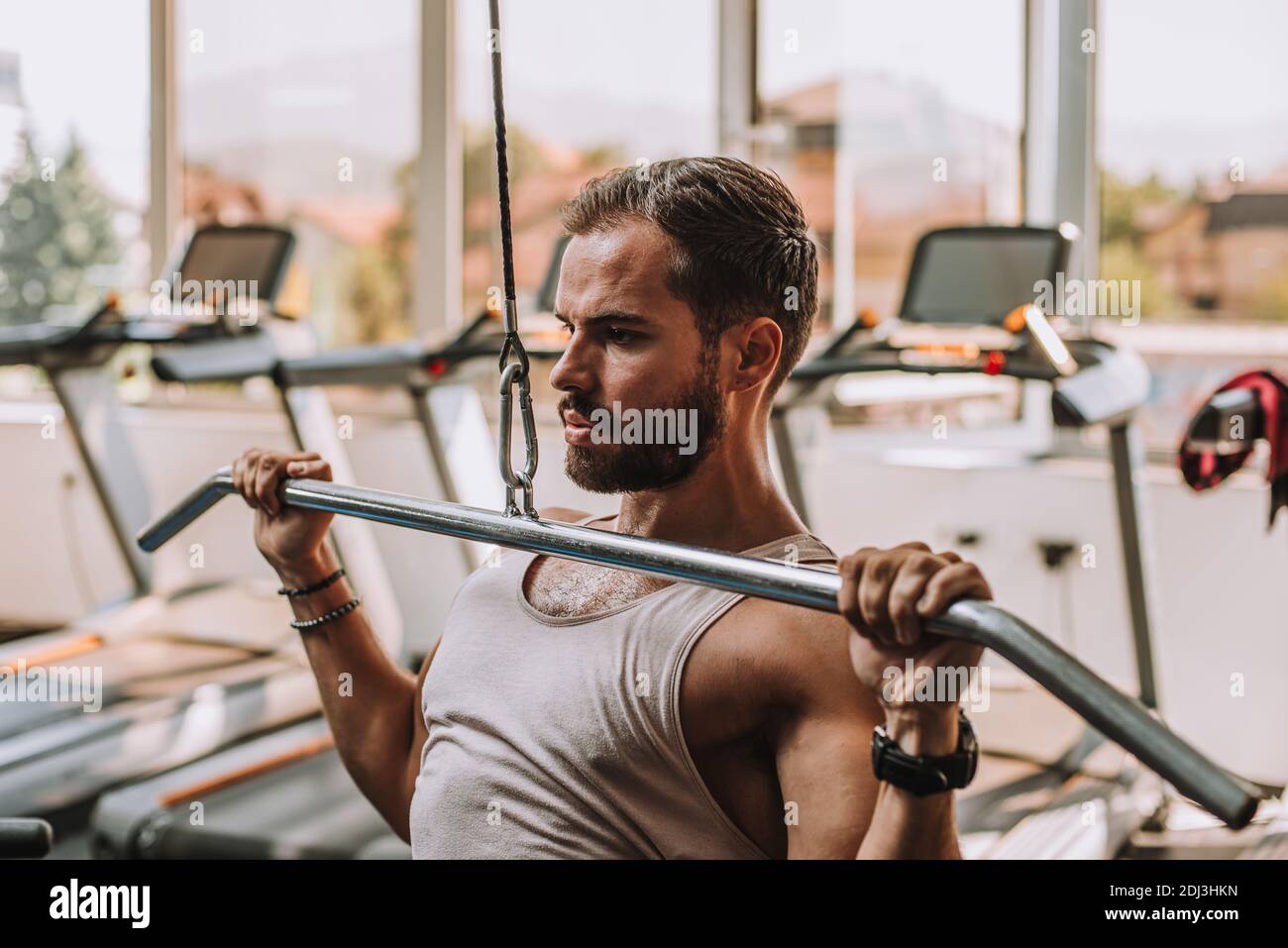 Mann, der im Fitnessstudio trainiert, Fitnesszeit Stockfoto