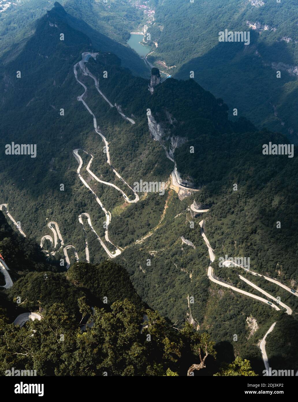 Kurvenreiche Straße zum Berg Tianmen in Zhangjiajie, Hunan, China Stockfoto