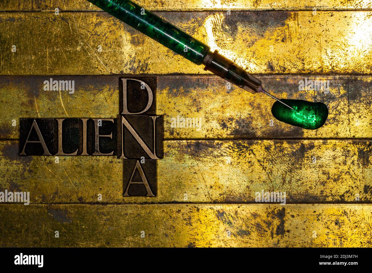 Alien DNA Text auf vintage strukturierte Bronze Grunge Kupfer und Goldfarbener Hintergrund Stockfoto