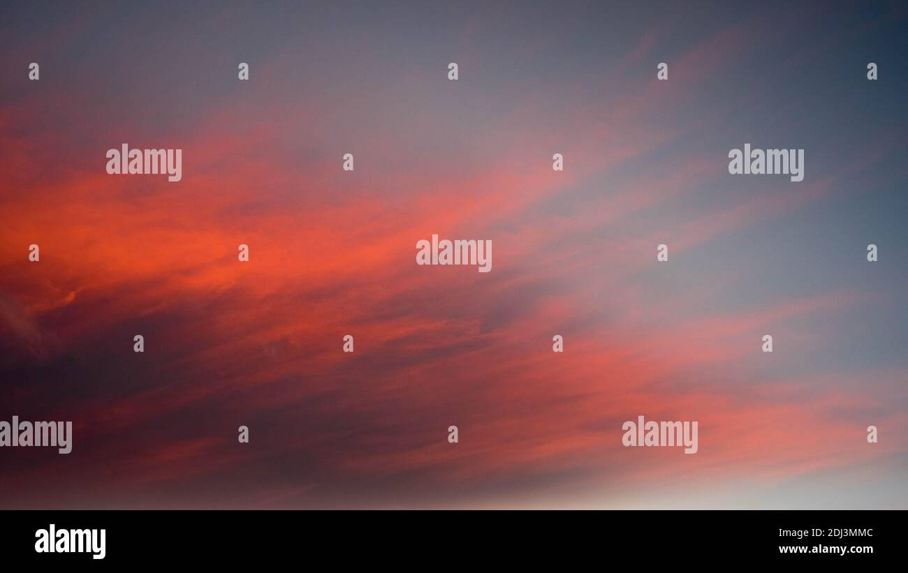 Epische bunte Sonnenuntergangswolke mit feinen Farben Stockfoto