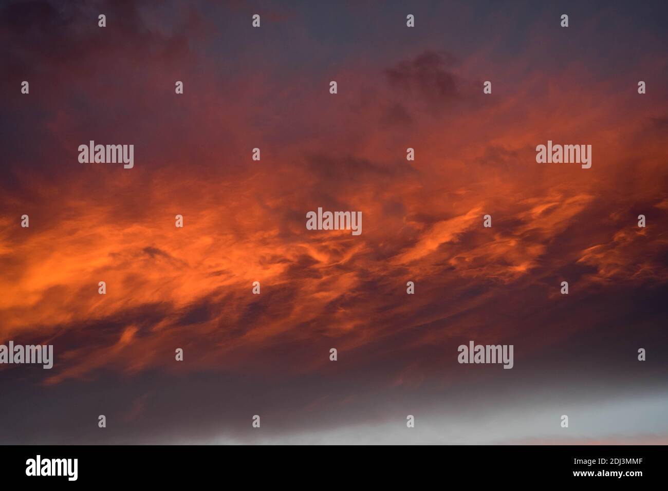 Epische bunte Sonnenuntergangswolke mit feinen Details Stockfoto