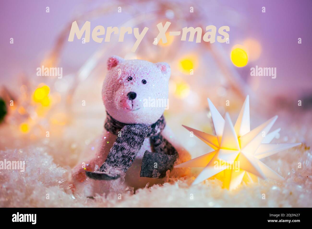 Weihnachten, Eisbär im Schnee mit Weihnachtsbaumkugeln, Weihnachtskarte, Frohe Weihnachten Stockfoto