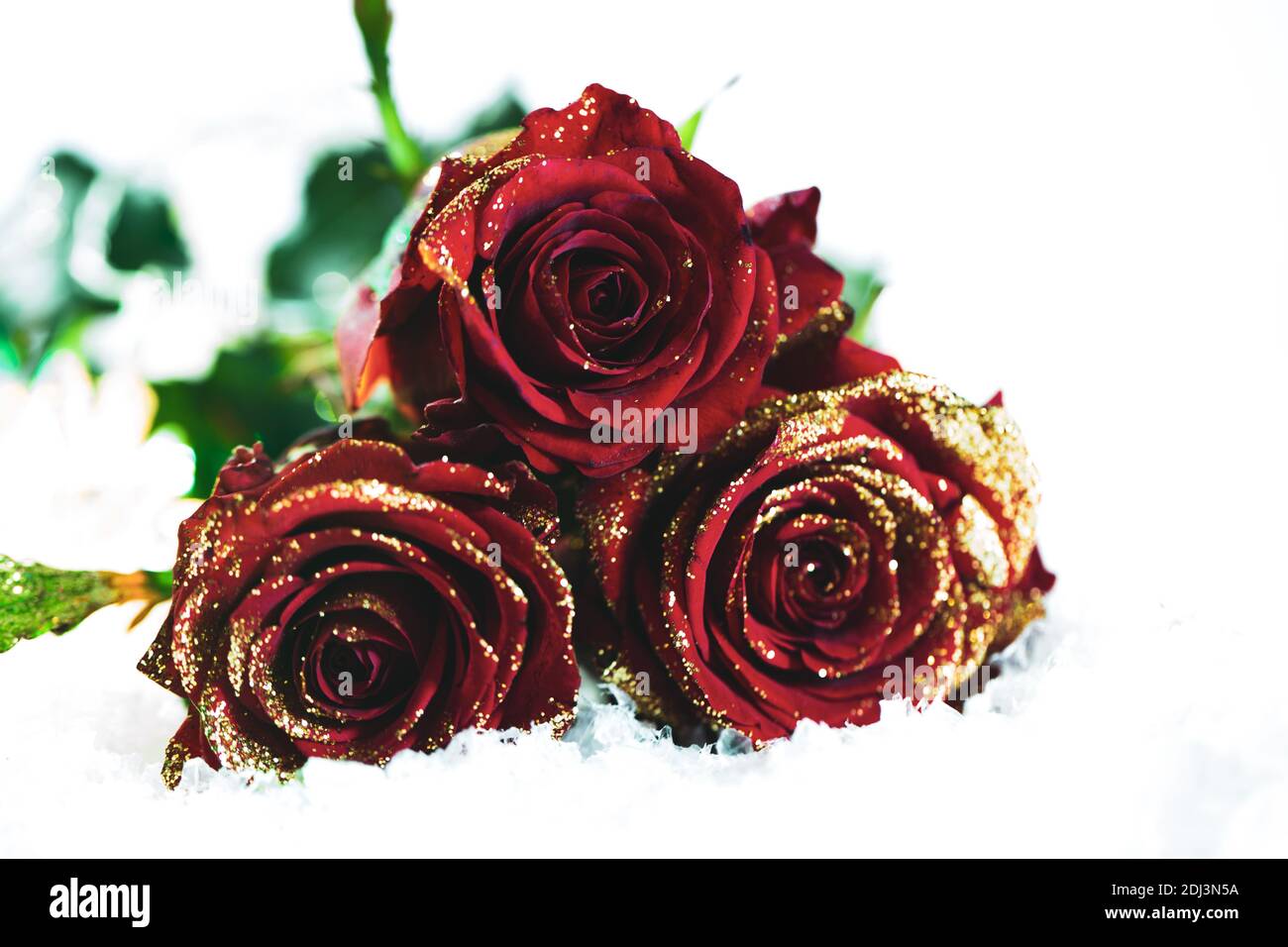 Rote Rosen mit Glitzer im Schnee, Postkarte Stockfoto
