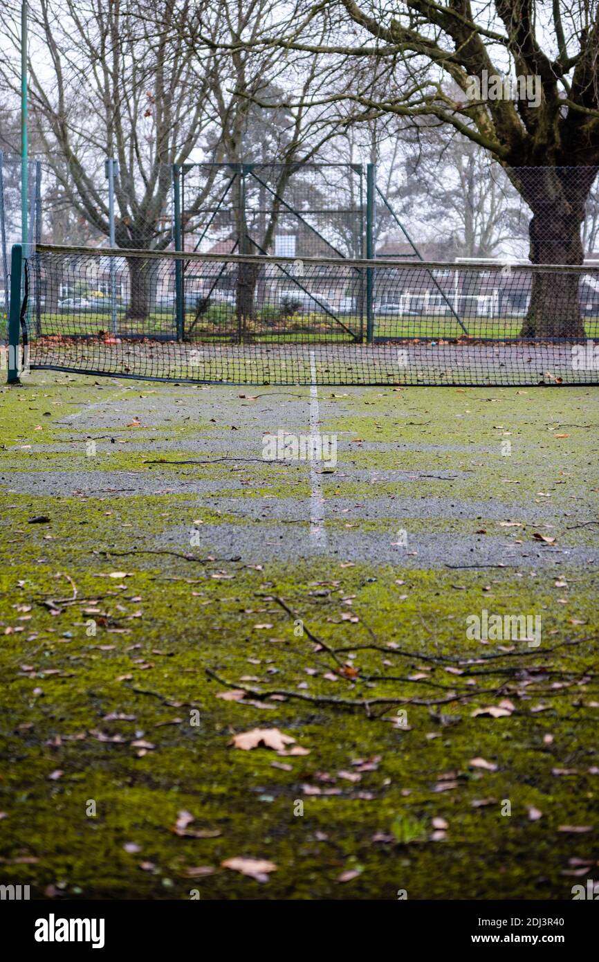 Ungenutzte Tennisplätze aufgrund von Einschränkungen im Covid-19 (Dezember 2020) Stockfoto