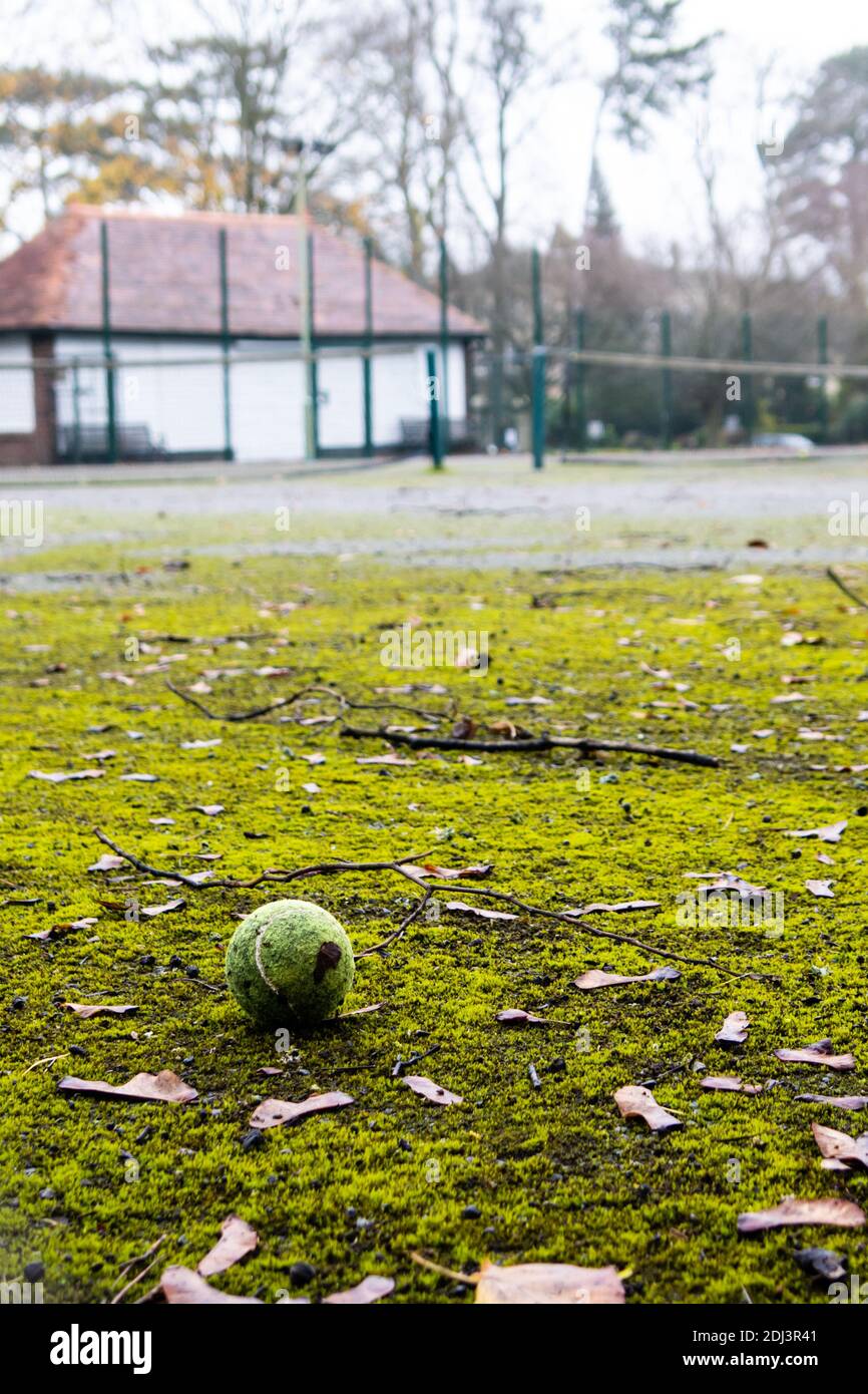 Ungenutzte Tennisplätze aufgrund von Einschränkungen für 19 (Dezember 2020) Stockfoto
