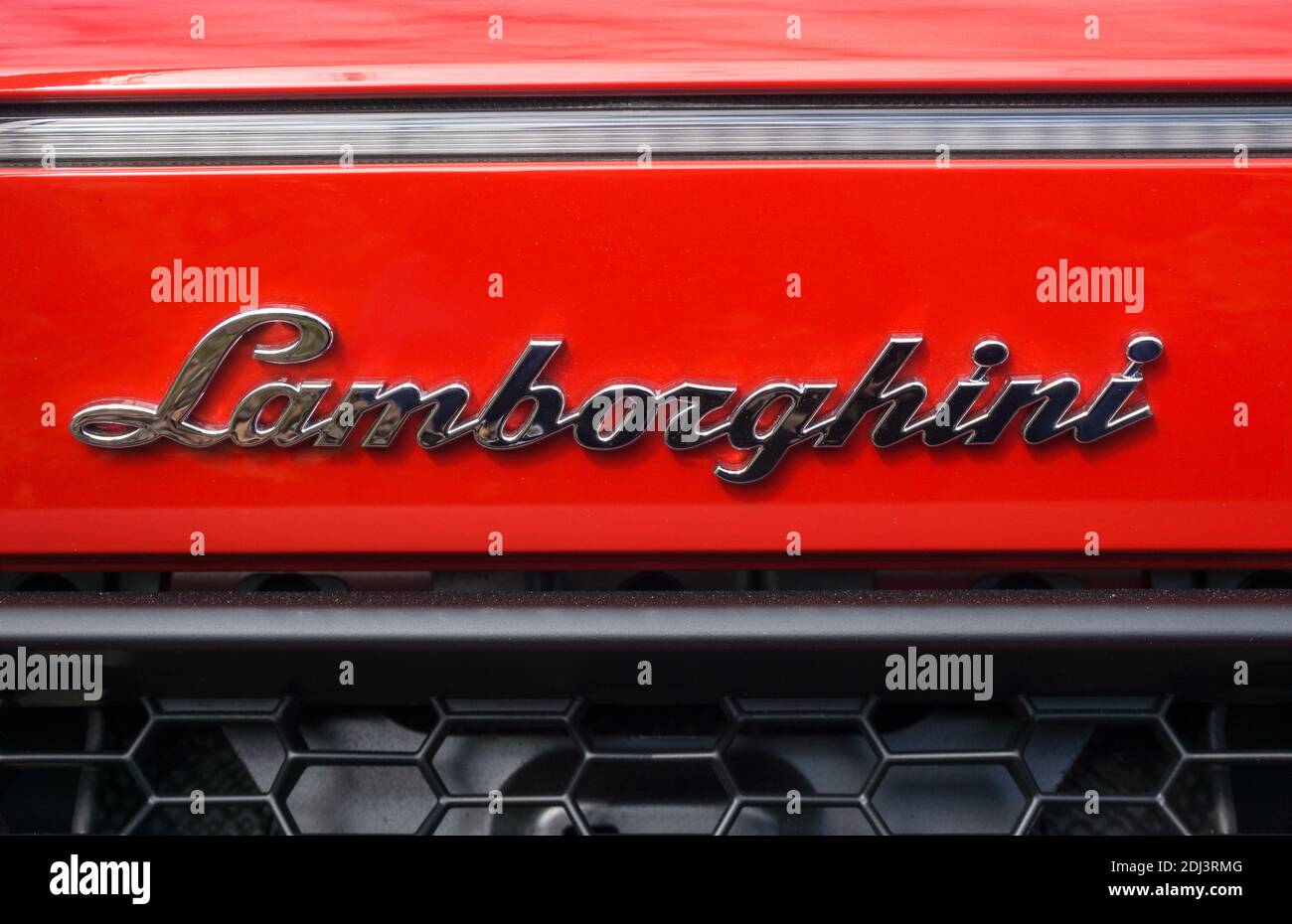 Nahaufnahme Detail des Logo Emblem Abzeichen auf dem Rückseite einer Rosso Mars roten Lamborghini Huracan Spyder LP 580-2 Stockfoto