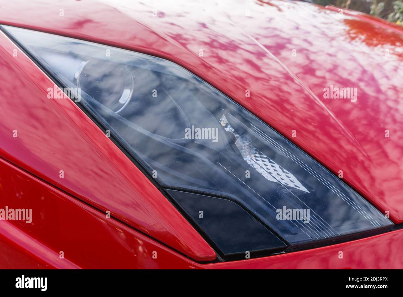 Nahaufnahme der Scheinwerfer-Cluster und Motorhaube auf Die Vorderseite eines Rosso Mars roten Lamborghini Huracan Spyder LP 580-2 Stockfoto