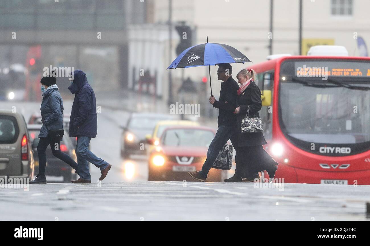 Southampton, Hampshire. Dezember 2020. Wetter in Großbritannien. Die Käufer trotzen dem Wetter bei einem regnerischen Start in den Tag in Southampton. Credit Stuart Martin/ Alamy Live News Stockfoto