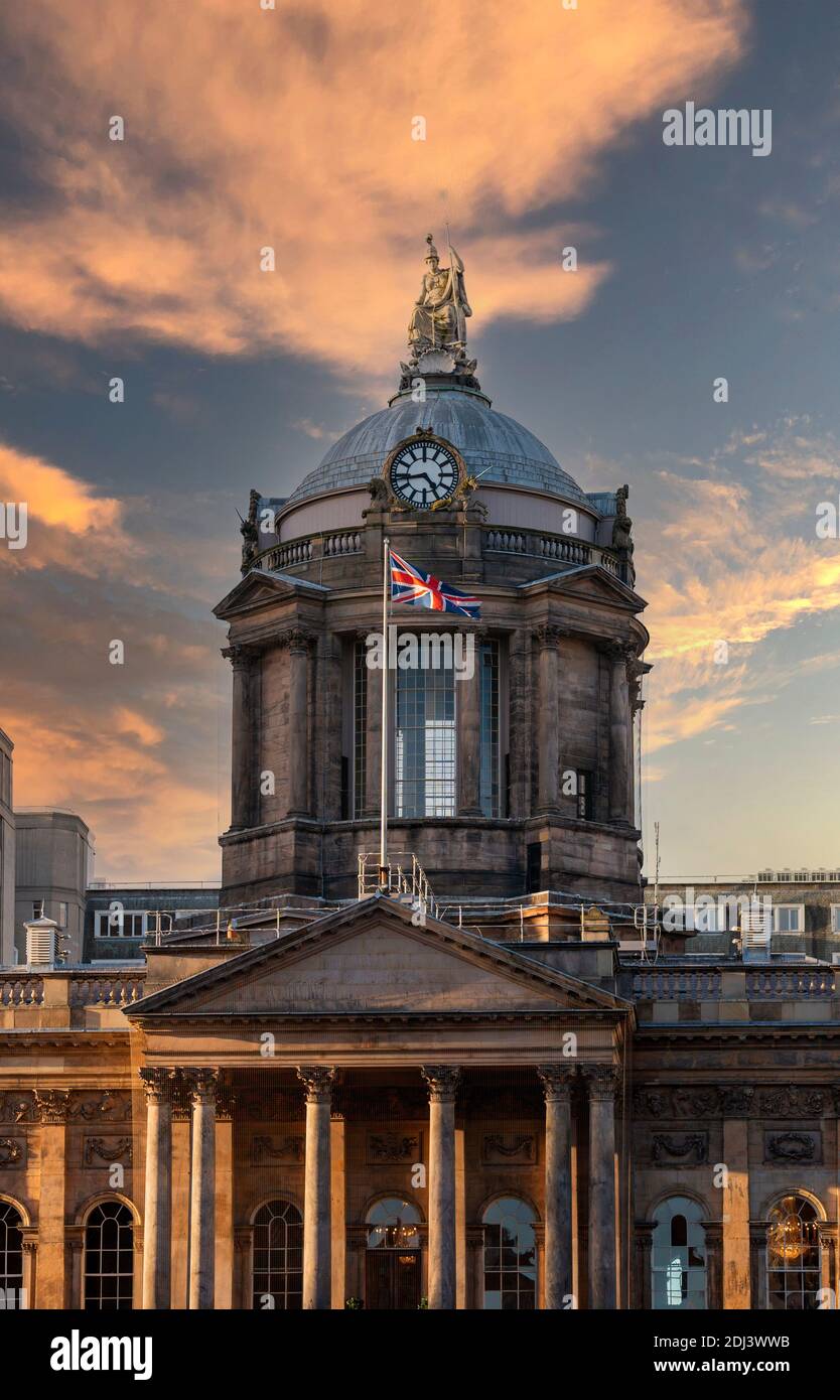 Sonnenuntergang Licht auf dem Rathaus in Liverpool mit der Union Jack, die britische Flagge Stockfoto