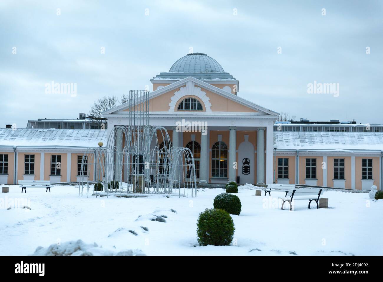 Parnu, Estland - 18. Januar 2019: Haupteingang der Parnu Schlammbäder im Winter Stockfoto