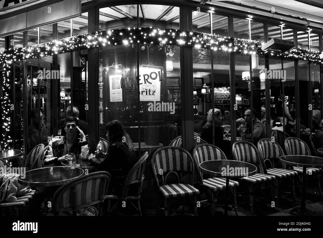 PARIS, FRANKREICH - 2. DEZEMBER 2018: Pariser und Touristen trinken abends im Café Panis (bereits zu Weihnachten dekoriert) in der Nähe von Notre-Dame Stockfoto