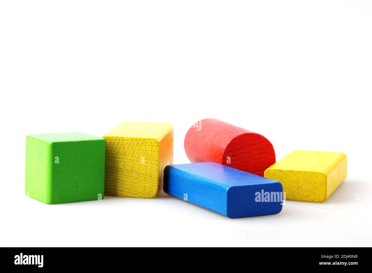 Eine Nahaufnahme von bunten Spielzeugblöcken isoliert auf einem Weißer Hintergrund Stockfoto