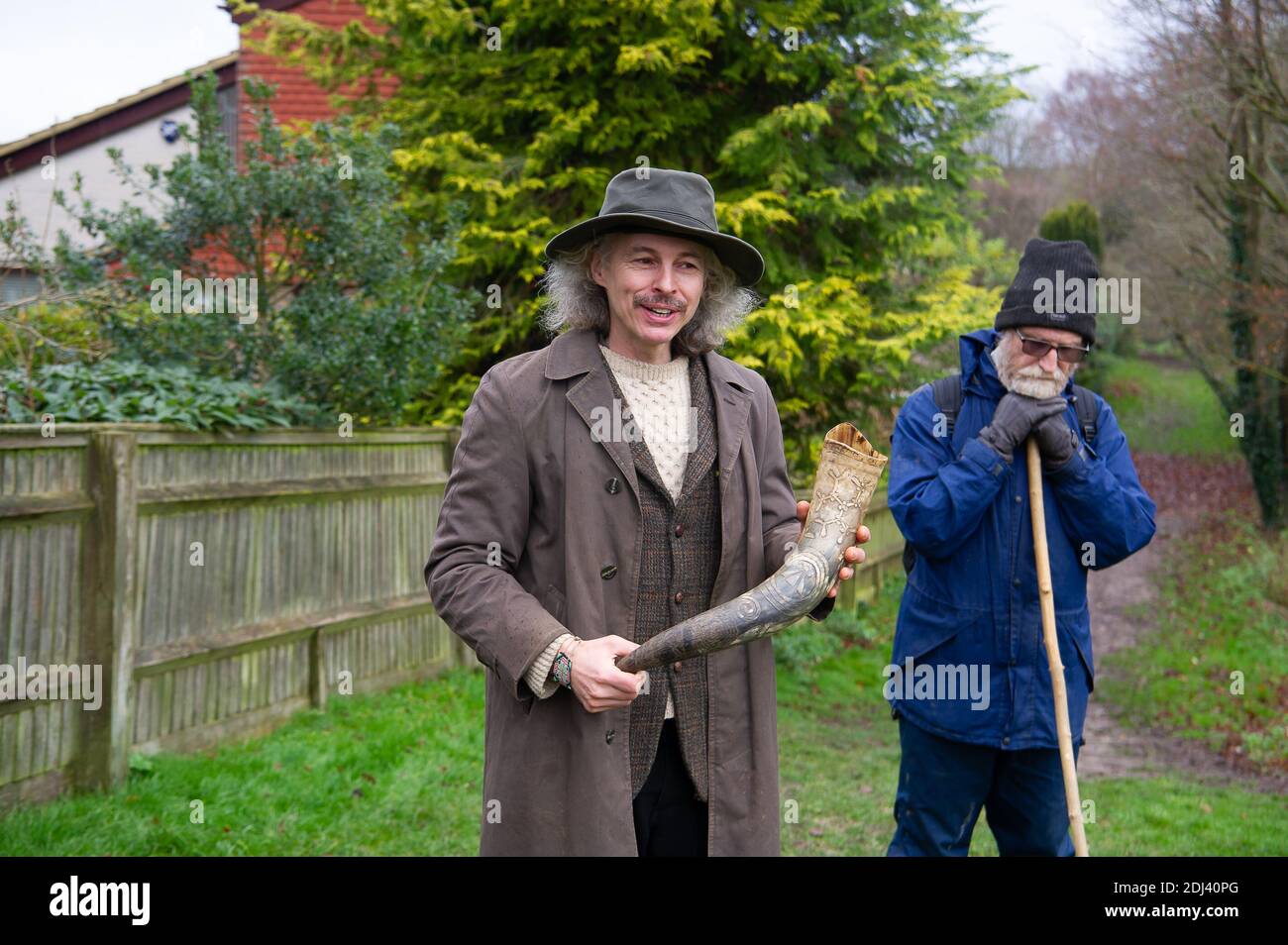 Wendover, Buckinghamshire, Großbritannien. Dezember 2020. Einheimische und Familien aus Wendover nahmen heute an einem gesellschaftlich distanzierten Spaziergang von Wendover entlang des Ridgeway zum Jones Hill Wood Teil, um das Wasser und die Wälder von Wendover zu feiern. Das HS2 High Speed Rail Projekt zerstört Teile der Chilterns AONB. HS2 hat zwangsweise einen Teil des nahegelegenen Jones Hill Wood gekauft und plant, weitere uralte Waldgebiete dort als Teil der umstrittenen Hochgeschwindigkeitsstrecke von London nach Birmingham zu zerstören. HS2 gefährdet 693 Naturgebiete, 33 SSSIs und 108 uralte Waldgebiete. Quelle: Maureen McLean/Alamy Stockfoto