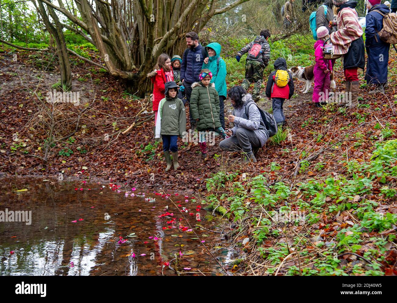 Wendover, Buckinghamshire, Großbritannien. Dezember 2020. Einheimische und Familien aus Wendover nahmen heute an einem gesellschaftlich distanzierten Spaziergang von Wendover entlang des Ridgeway zum Jones Hill Wood Teil, um das Wasser und die Wälder von Wendover zu feiern. Das HS2 High Speed Rail Projekt zerstört Teile der Chilterns AONB. HS2 hat zwangsweise einen Teil des nahegelegenen Jones Hill Wood gekauft und plant, weitere uralte Waldgebiete dort als Teil der umstrittenen Hochgeschwindigkeitsstrecke von London nach Birmingham zu zerstören. HS2 gefährdet 693 Naturgebiete, 33 SSSIs und 108 uralte Waldgebiete. Quelle: Maureen McLean/Alamy Stockfoto