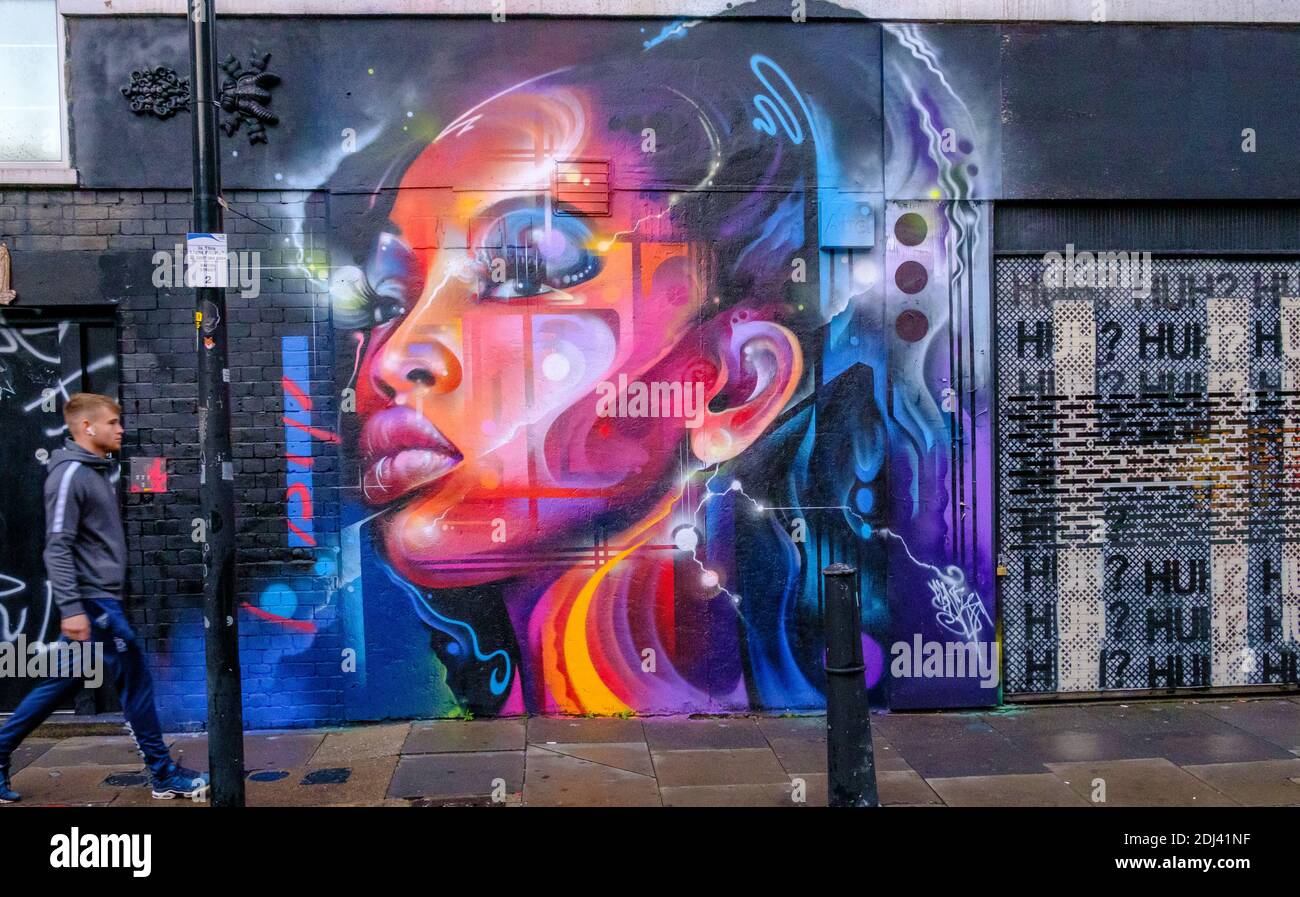 Man läuft neben dem Street Art Wandgemälde von Mr. Cenz in der Bacon Street & Brick Lane, Shoreditch, East London, England Stockfoto
