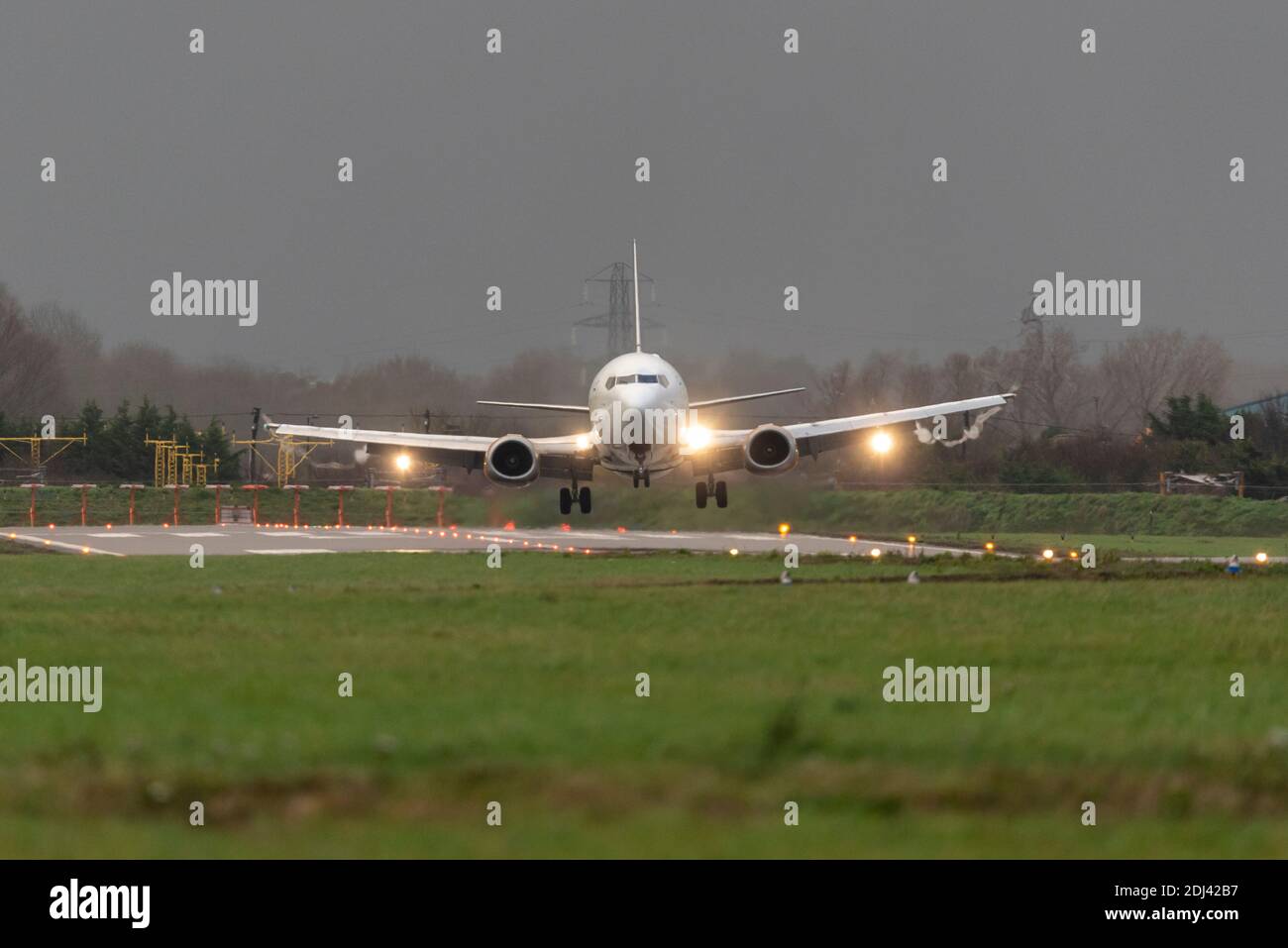 ASL Airlines Ireland Boeing 737 am London Southend Airport, Essex, Großbritannien, an kalten und nassen Dezembertag. Seitenwind Landung mit Kondensstreifen Stockfoto
