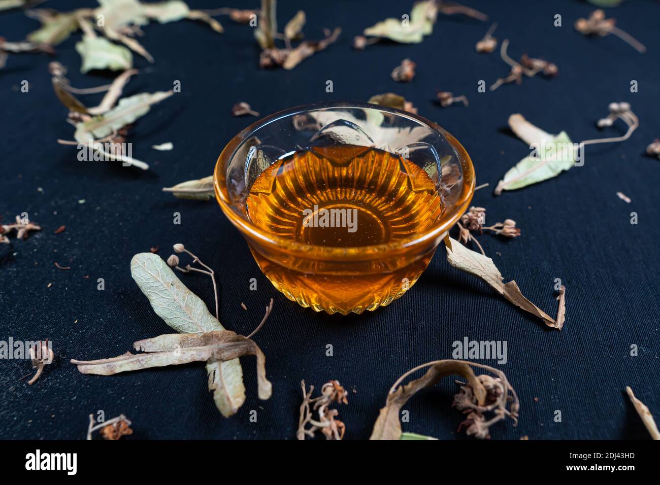 Honig und Linde auf schwarzem Hintergrund Stockfoto