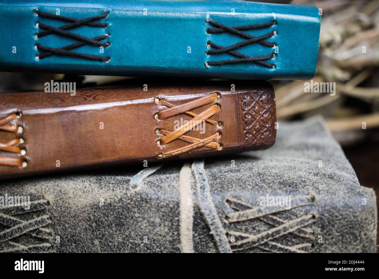 Nahaufnahme des Stapels isolierte leere Wirbelsäule von drei alten Bücher in Blau und Braun mit Vintage-Ledereinband Stockfoto