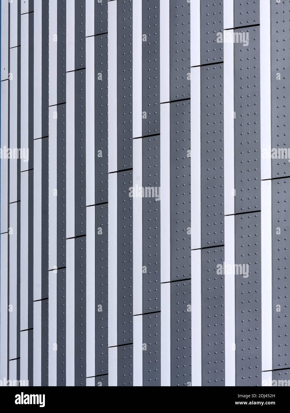 LONDON, UK - 03. MAI 2008: Abstract of Windows and Concrete on Modern Office Building Stockfoto