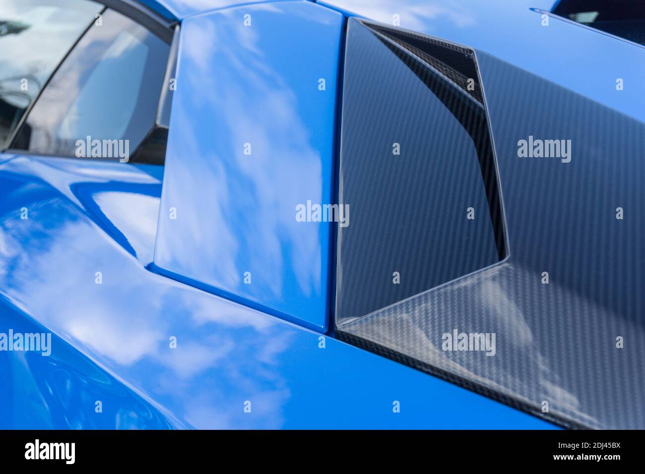 Nahaufnahme des seitlichen Luftkanals aus Kohlefaser Belüftungsöffnungen und Karosserieteile an einem blu le mans Lamborghini Aventador S LP740-4 Stockfoto