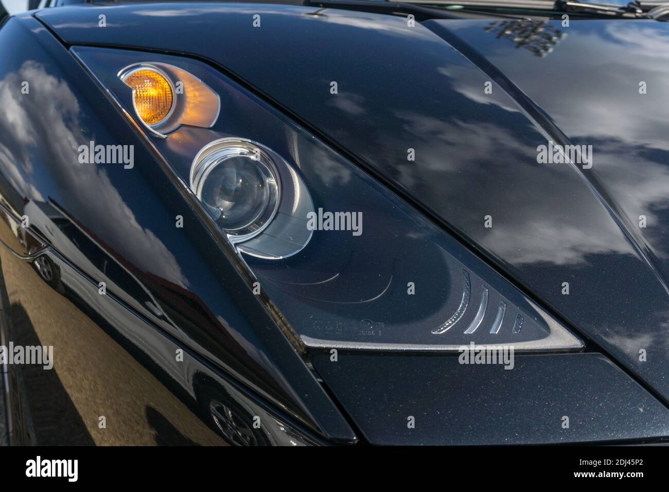 Nahaufnahme des rechten Scheinwerferclusters auf einem Metallisch schwarz erste Generation Lamborghini Gallardo V10 Sportwagen außen Bei Sonnenschein Stockfoto