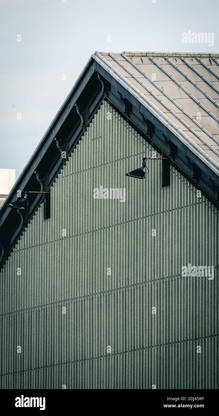 Eine vertikale Aufnahme eines Dreiecksdachs eines Gebäudes Stockfoto
