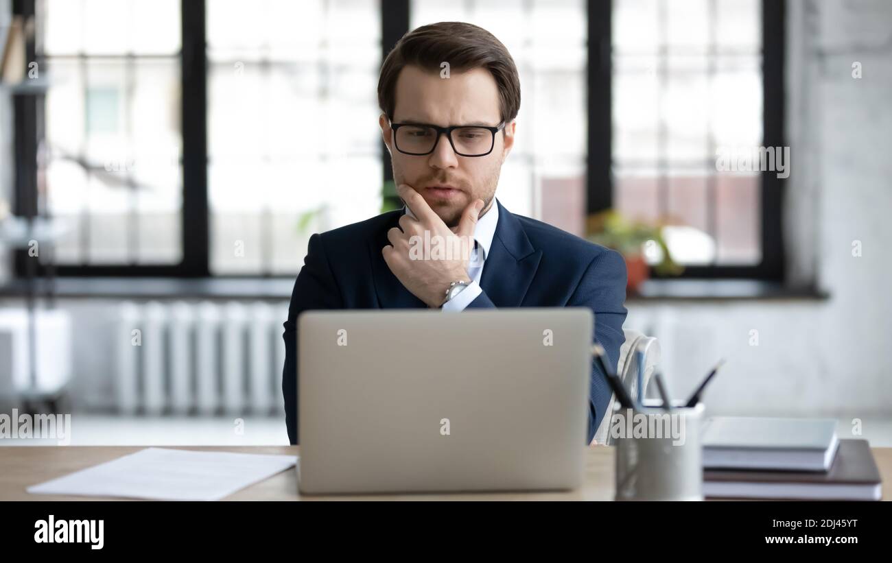 Nahaufnahme nachdenklicher Geschäftsmann trägt Brille erwägt Projektstrategie Stockfoto