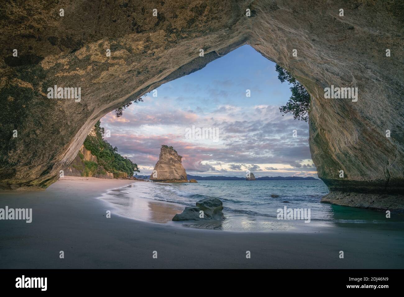 Blick von der Höhle auf Kathedrale Bucht Strand bei Sonnenaufgang, coromandel In Neuseeland Stockfoto