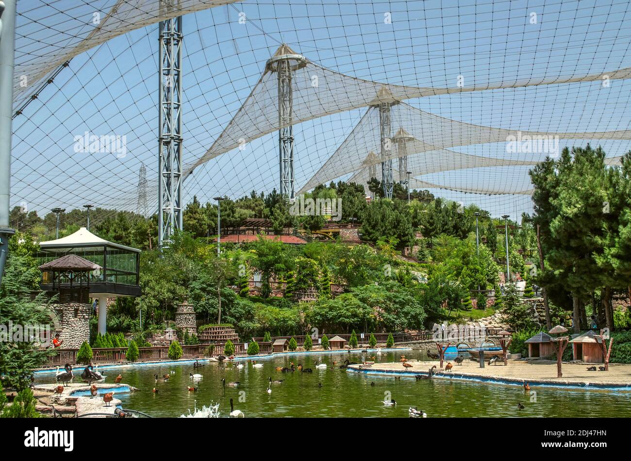 Teheran, Iran, Juli 07,2020:EINE Struktur aus Eisenstreben mit einem starken Netz Über sie erstreckt sich Gärten und Gewässer in der „Bird World“-Park in t Stockfoto
