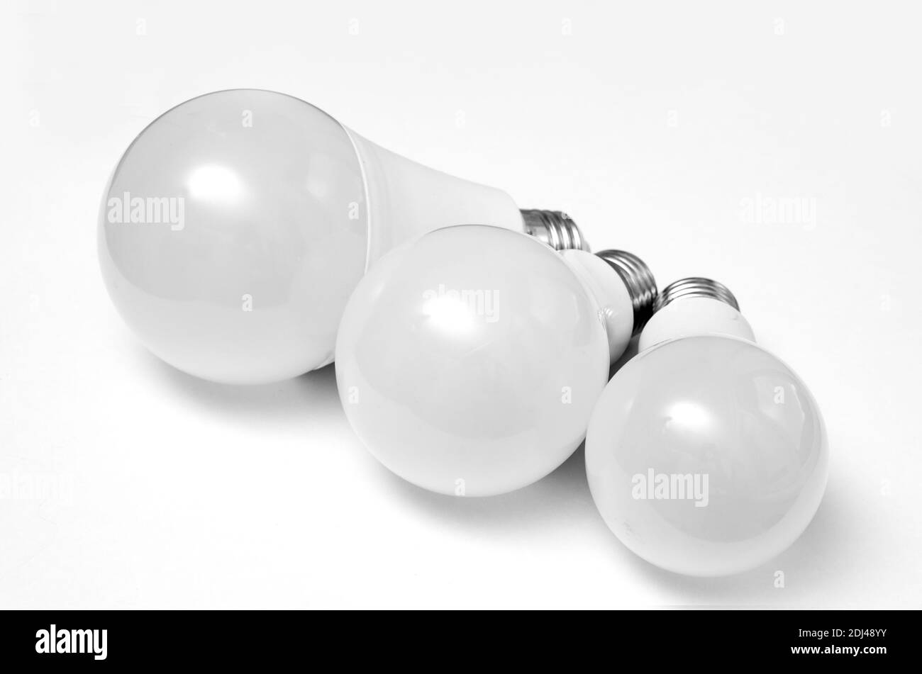 Nahaufnahme von drei Kunststoff-LED-Lampe auf weißem Hintergrund. Stockfoto