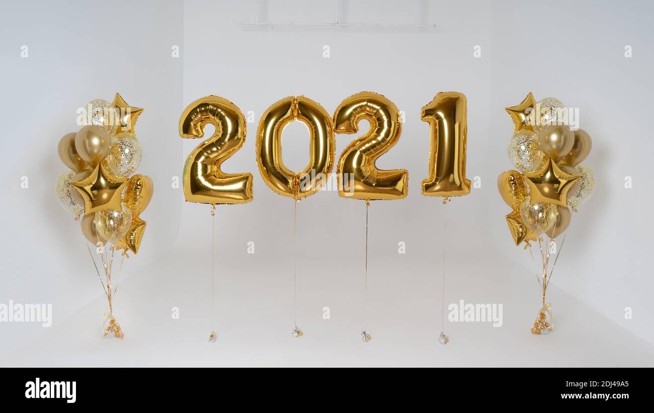 Goldene Luftballons Zahlen Datum 2021 mit Helium und Party-Ballons auf der  Seite auf Band isoliert auf weißem Hintergrund gefüllt. Frohes neues Jahr  2021 Stockfotografie - Alamy