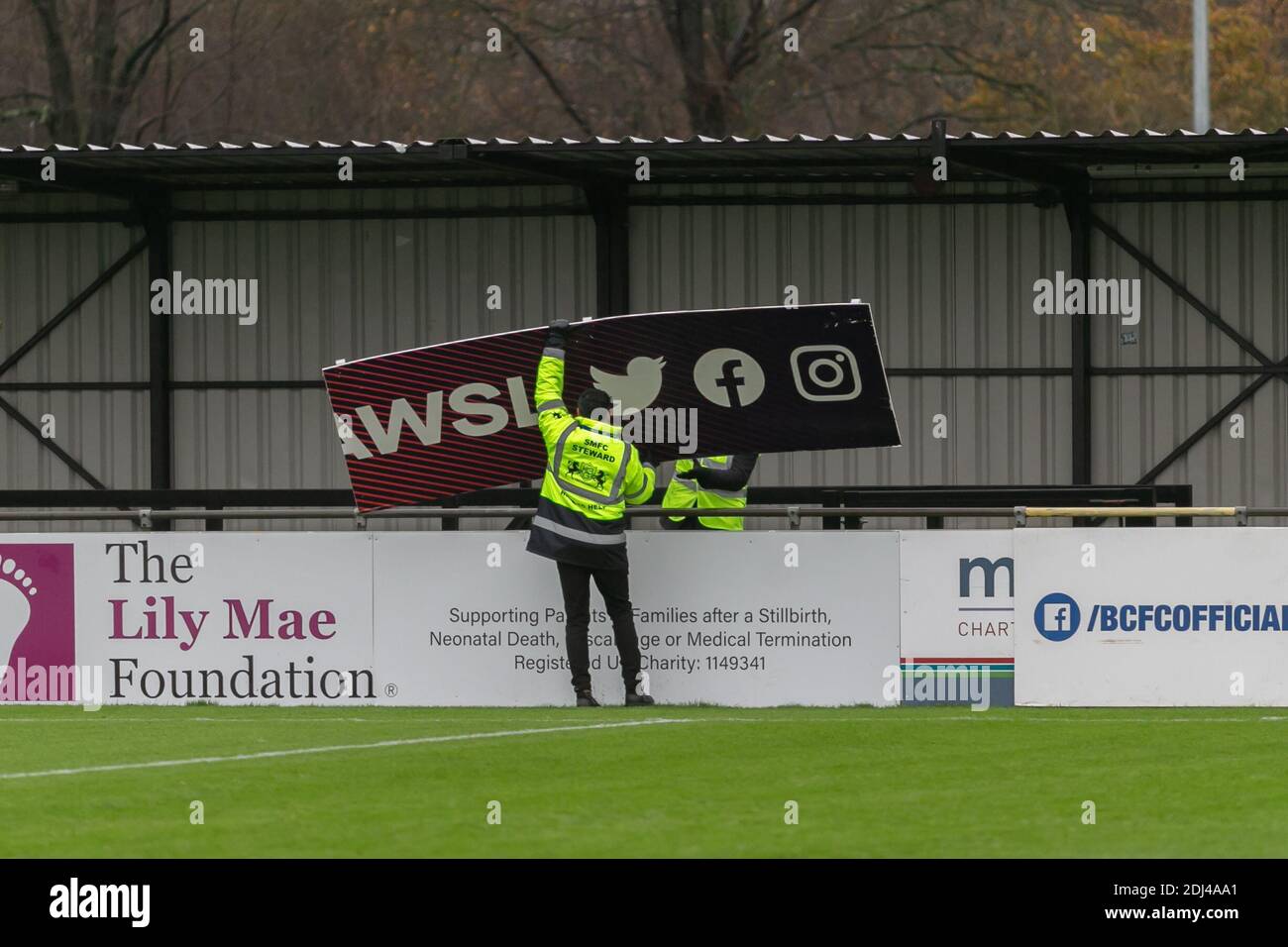 Solihull, West Midlands, Großbritannien. Dezember 2020. Regen hat die Verschiebung des Womens Super League-Spiels zwischen Birmingham City Frauen und Everton FC Frauen auf Solihull Moors Ground verursacht. Mitarbeiter demountieren die WSL-Haufenplätze. Kredit: Peter Lopeman/Alamy Live Nachrichten Stockfoto