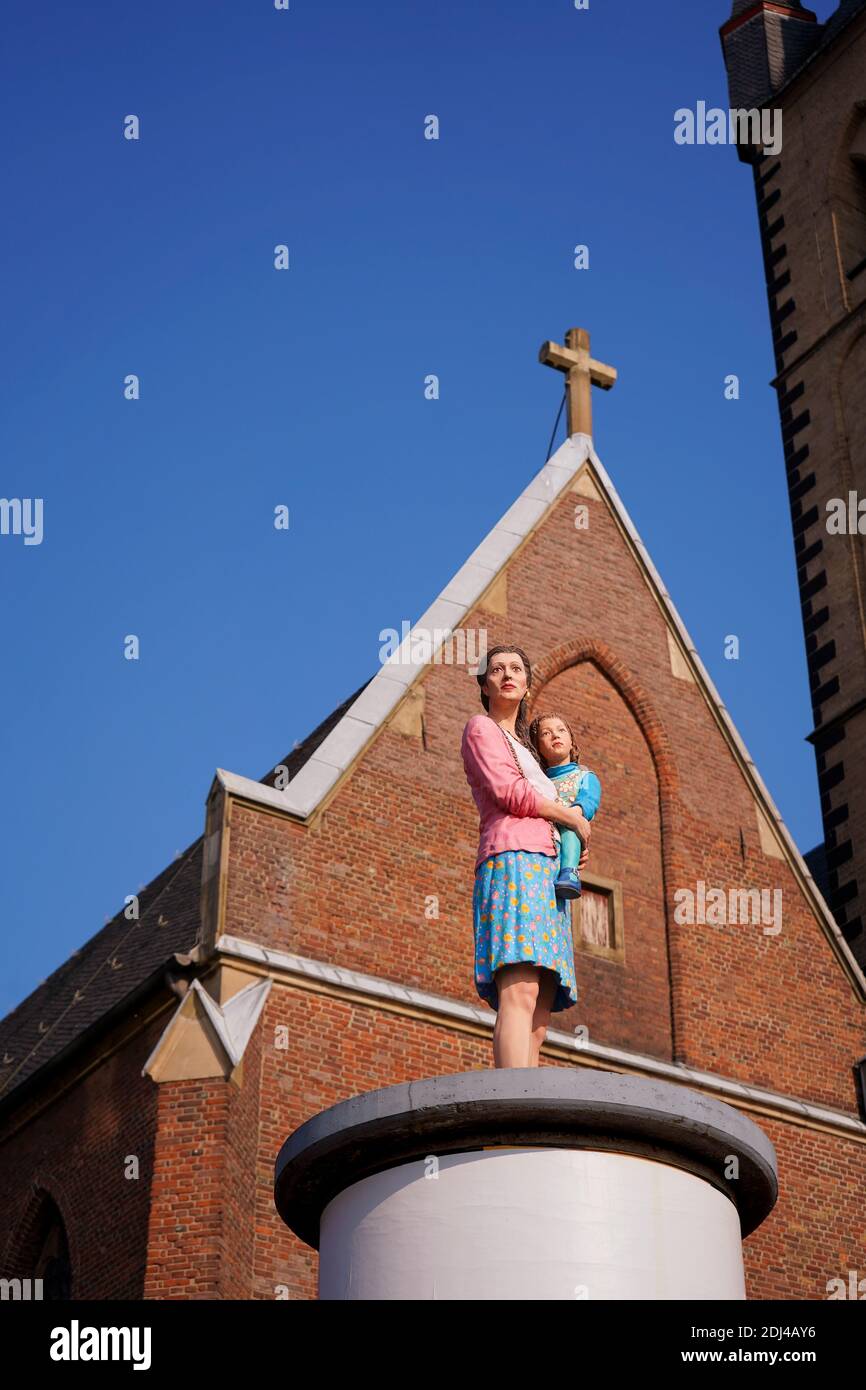 Säulenheilige: Lebensechte Skulpturen alltäglicher Menschen auf Werbesäulen. Künstler: Christoph Pöggeler. Stockfoto