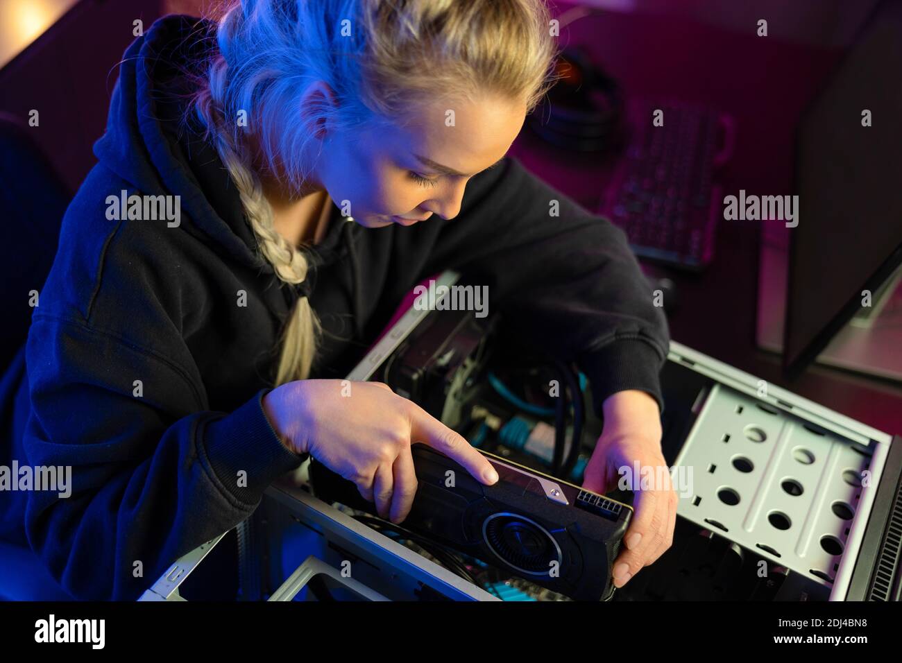 E-Sport Gamer Girl Installieren einer neuen GPU-Grafikkarte in ihr Gaming-PC Stockfoto