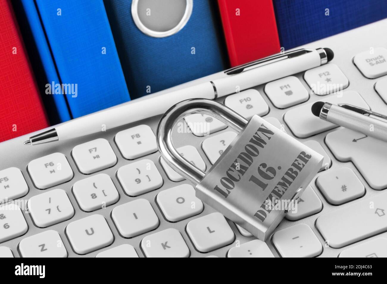 Lockdown und PC-Tastatur mit Schloss Stockfoto