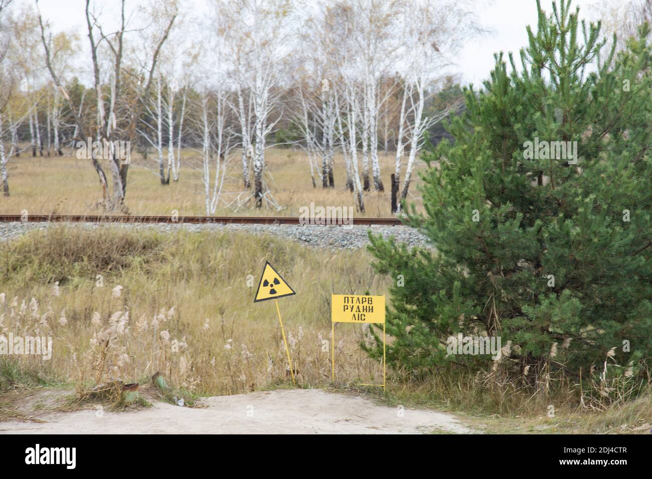 Pripyat, Tschernobyl-Sperrgebiet, Ukraine - Gefahrenschilder in der Nähe des Roten Waldes, einer hochradioaktiven Stelle im Tschernobyl-Sperrgebiet in der Nähe des Gespenstes Stockfoto