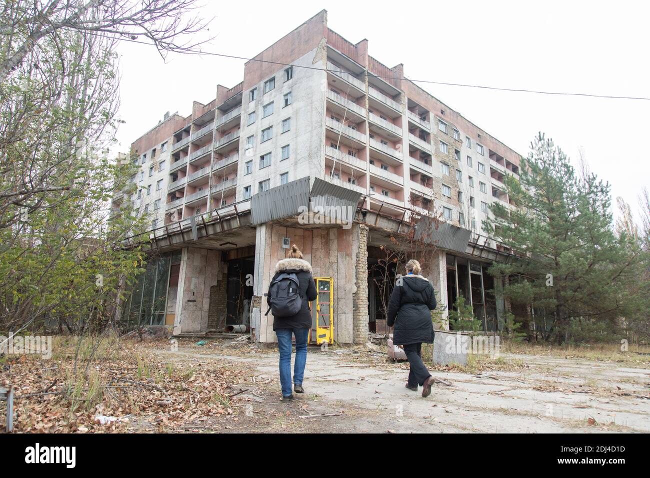 Pripyat, Ukraine - 3. November 2019: Eine Gruppe von Touristen besucht