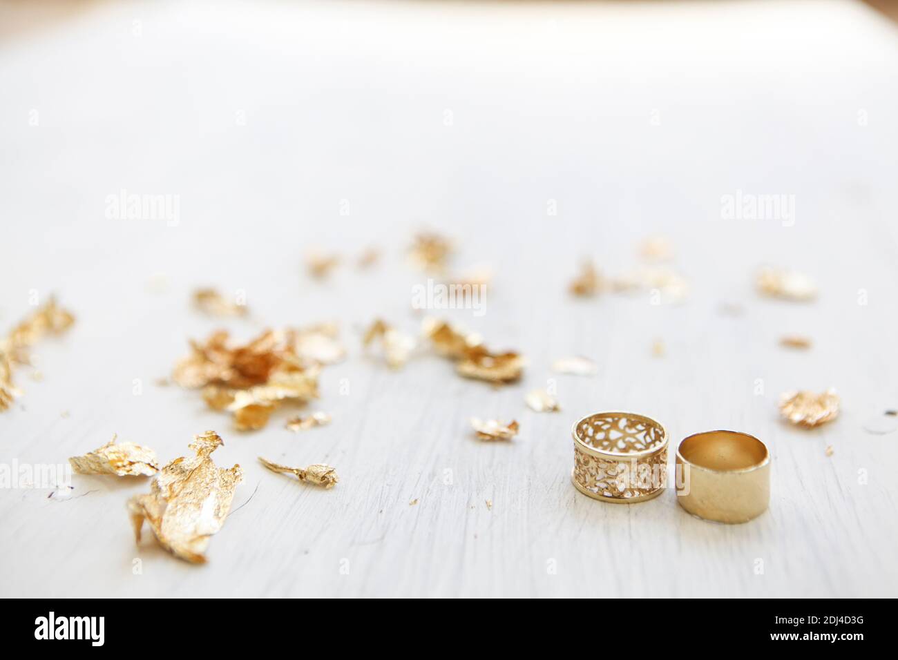 Goldene Eheringe auf weißem Holzhintergrund Stockfoto
